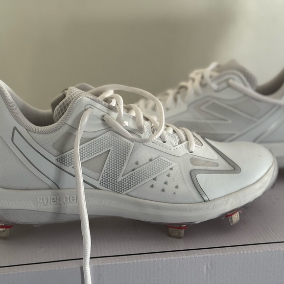 New Balance Women’s Metal Softball Cleats - Picture 5 of 8